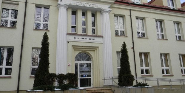 Pacjenci wnoszeni po schodach przez personel. Awaria wind w płońskim szpitalu