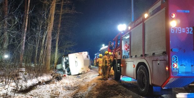 Wypadek autokaru na DK 62 pod Wyszkowem. Rośnie liczba poszkodowanych