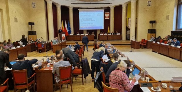 Zmniejszenie limitu zezwoleń na sprzedaż alkoholu. Radni zagłosowali