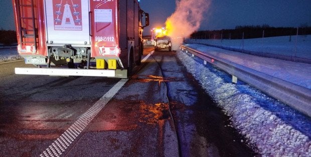 Pożar samochodu na DK 7 koło Mławy. Są utrudnienia