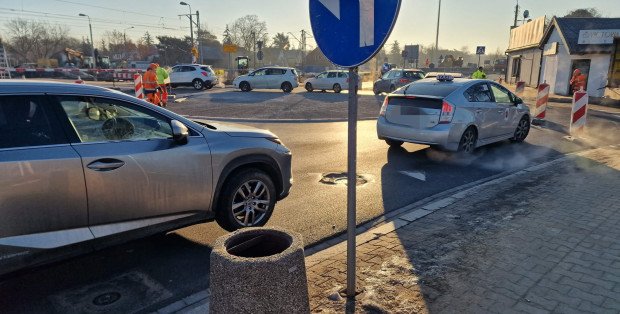 Duże utrudnienia w Falenicy. Zakorkowane okolice przejazdu kolejowego