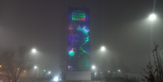 Nocą świeci ze ściany wieżowca. Wyjątkowy mural z Marią Skłodowską-Curie w Płocku