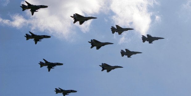 Ruch na dwóch lotniskach wstrzymany. Polskie myśliwce w gotowości