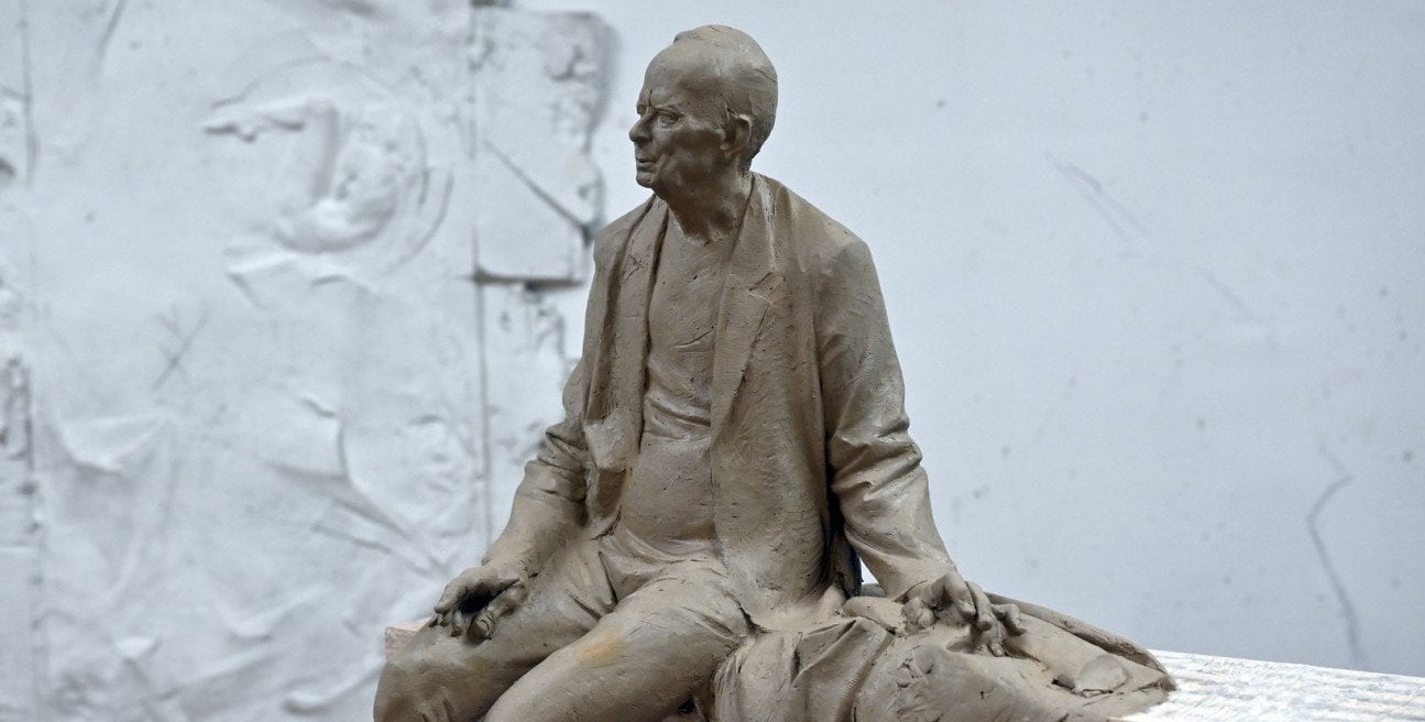 Rzeźba Janusza Olejniczaka stanie na terenie uniwersytetu muzycznego