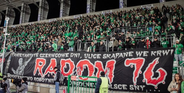 Kibic-urzędnik stracił pracę. Miał rzucać butelkami na meczu Radomiaka z Koroną