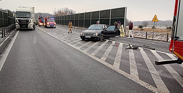 Wypadek na DK 50 k. Żyrardowa. Trzy osoby ranne po zderzeniu TIR-a z osobówką