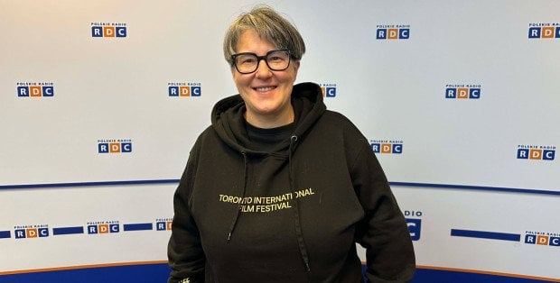 „Tokarczuk opisuje moje wspomnienia”. Kasia Adamik o swoim najnowszym filmie „Zima pod znakiem wrony”