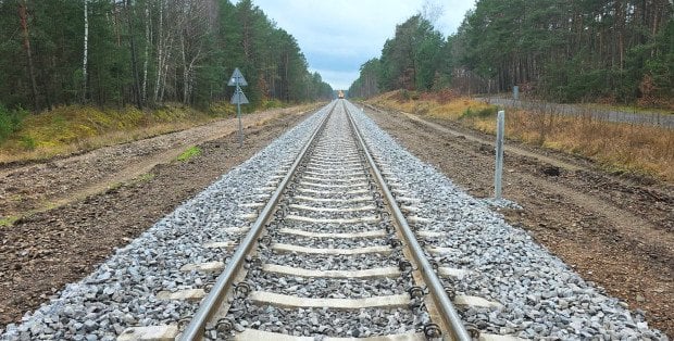 17-latek przytrzaśnięty przez drzwi pociągu. Zabezpieczono monitoring