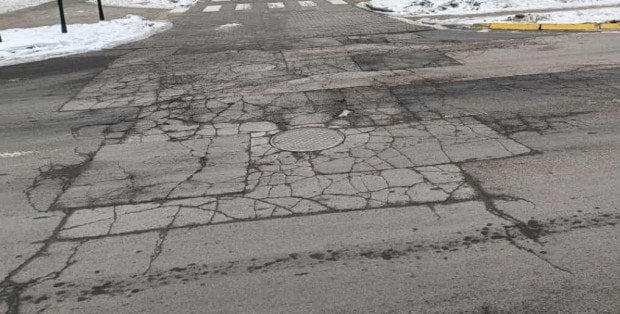 Koszmar kierowców w Siedlcach. Liczne dziury w drogach i popsute auta