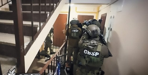 Narkotykowy układ rozbity przez policję. Wśród zatrzymanych są pseudokibice z Warszawy