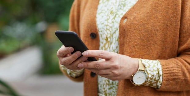 Biżuteria dosłownie spadła im z nieba. Seniorka oszukana „na legendę”