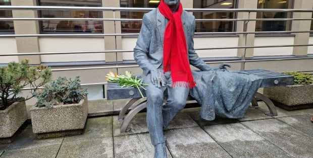 Rzeźba upamiętniająca Janusza Olejniczaka odsłonięta. „To opowieść o wybitnej postaci”