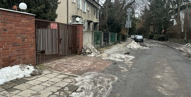 Był śnieg, został piach. Kiedy sprzątanie stołecznych ulic?