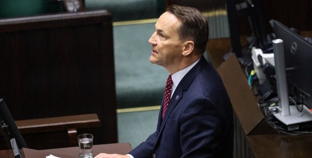 Expose R. Sikorskiego: Sytuacja jest poważna, nie wolno nam sobie pozwolić na paraliż