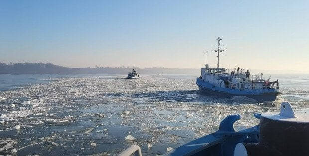 Lodołamacze kruszą lód na Zbiorniku Włocławskim. Kiedy dopłyną do Płocka?