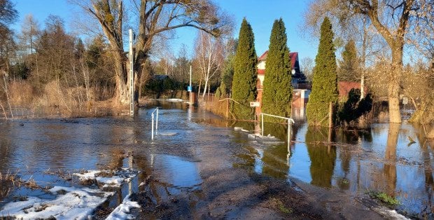 Akcja przeciwpowodziowa w Błędowie. Rzeka Wkra wystąpiła z brzegów