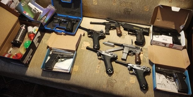 Strzelał z okna i chował się za firanką. Arsenał broni w domu 81-latka