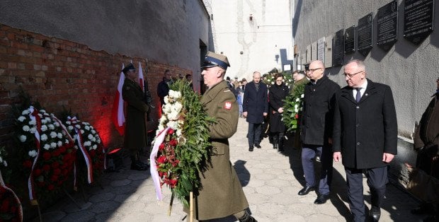 Apel Pamięci i wieńce pod Ścianą Śmierci. Narodowy Dzień Pamięci Żołnierzy Wyklętych w Warszawie