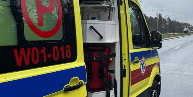 Wypadek na DK 53. Dwie osoby w szpitalu po zderzeniu trzech aut