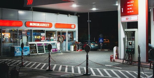 Zarzuty dla trzech mężczyzn po bójce na stacji paliw na Woli