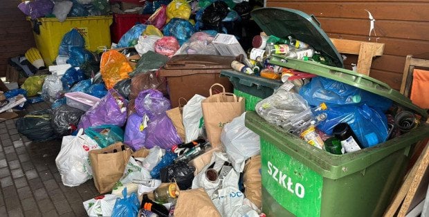 Odpady wysypują się z altan i koszy, a śmieciarka przyjeżdża bardzo rzadko