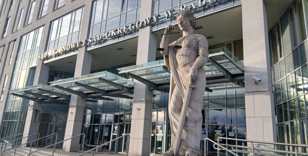 Rusza proces policjanta, którego broń mysliwska wystrzeliła na komendzie