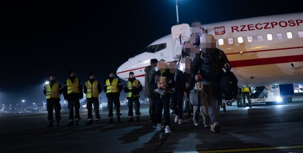 Pierwsza grupa Polaków ewakuowana z Bliskiego Wschodu przez wojsko już w kraju