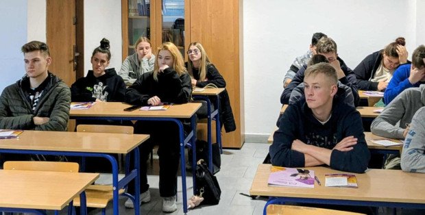 „Mogą ograniczać wolności”. Kurator apeluje o przegląd przepisów dot. wyglądu uczniów