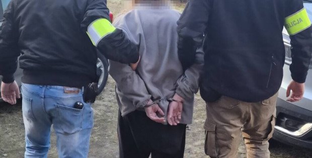 Od 16 lat był poszukiwany listami gończymi. Ukrywał się w skrytce na posesji