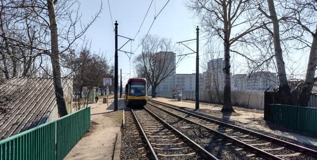 Ciężarówka zerwała sieć trakcyjną. Utrudnienia tramwajowe na Pradze