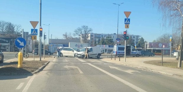 Wypadek na Modlińskiej w Warszawie. Samochód wjechał na skrzyżowanie na czerwonym świetle