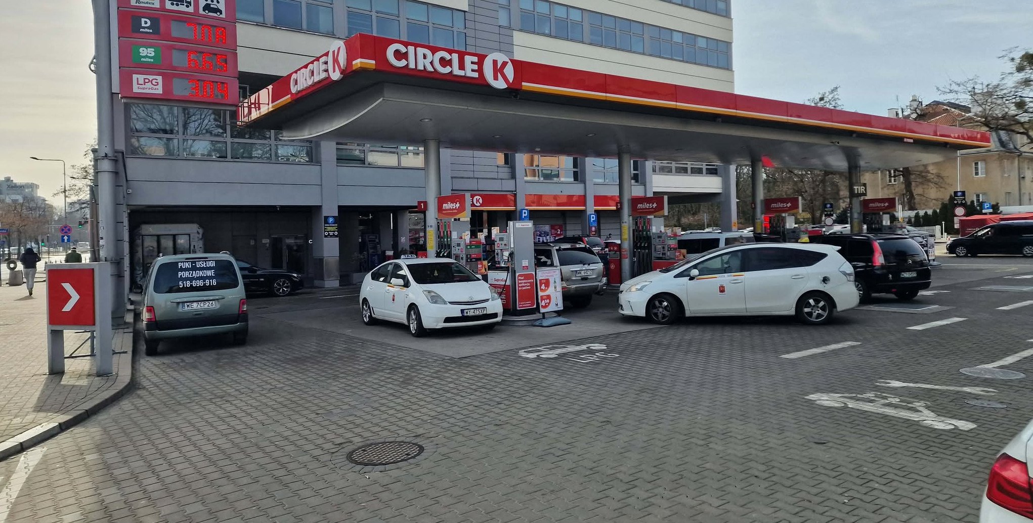 „Chce populistycznie wykorzystać ceny paliw”. Elżbieta Gapińska o P. Czarnku