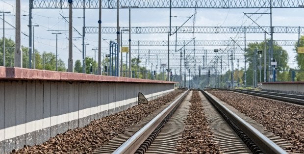 Dramat 17-latki, która wpadła pod pociąg. Prokuratura umarza śledztwo