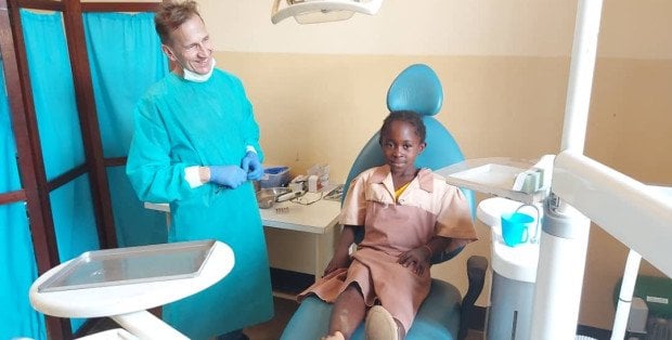 Leczy zęby Kameruńczykom. Siedlecki dentysta co roku jeździ do Afryki