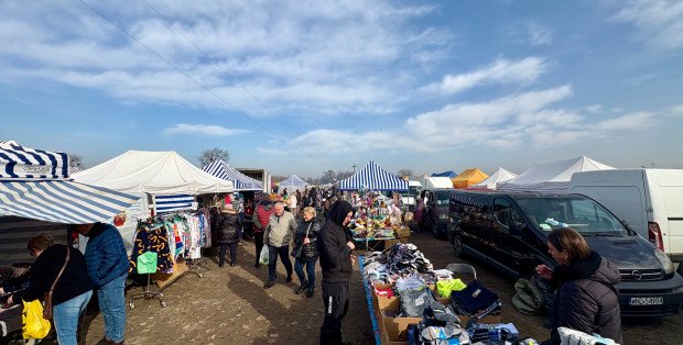 Kieszonkowcy grasują na targowisku miejskim. Jak nie dać się okraść?