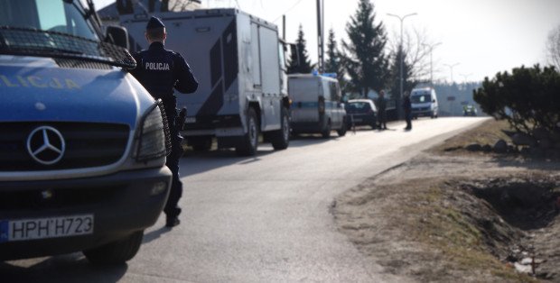 Pirotechnicy na posesji pod Radomiem. Teren zabezpieczają policjanci