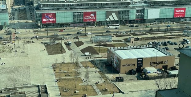 Wielkie pudło z logo zagranicznej firmy w centrum miasta. „Wygląda to fatalnie”