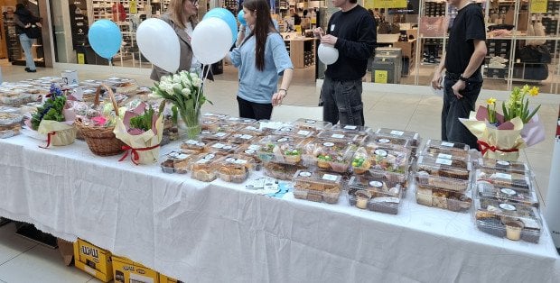 Chcą kupić defibrylator do szkoły. Uczniowie IV LO w Siedlcach zorganizowali kiermasz