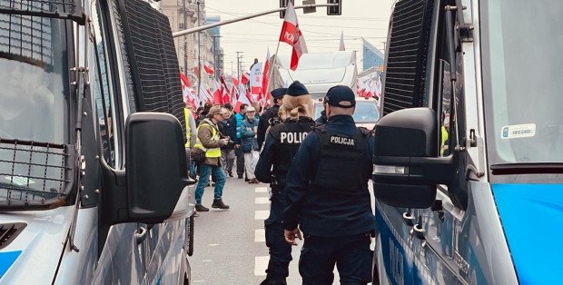 Zgromadzenie przed Pałacem Prezydenckim. Utrudnienia na Krakowskim Przedmieściu