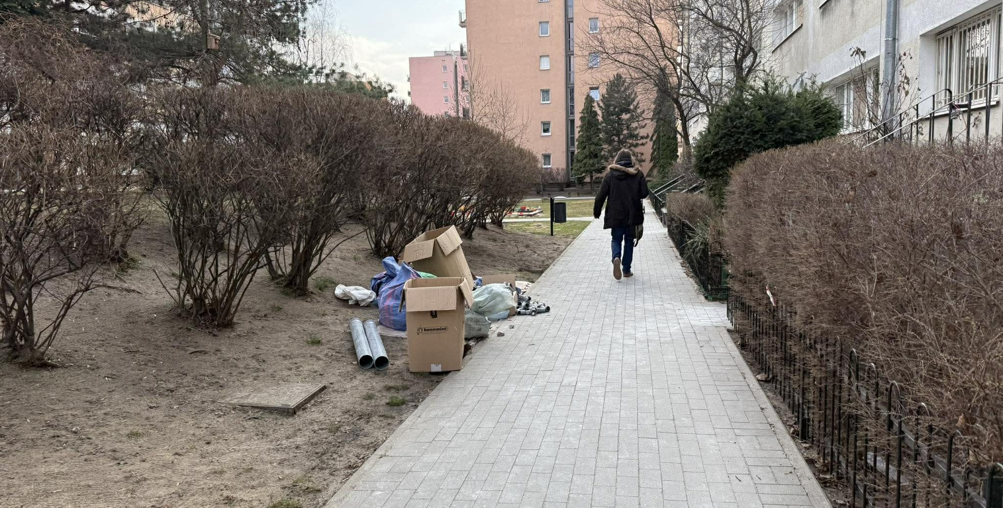 Kto śmieci na Osiedlu Zatrasie? Nikt nie przyznaje się do odpadów budowlanych