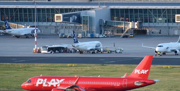 Otworzył drzwi samolotu podczas kołowania i zaczął uciekać. 27-latek z Hiszpanii zatrzymany