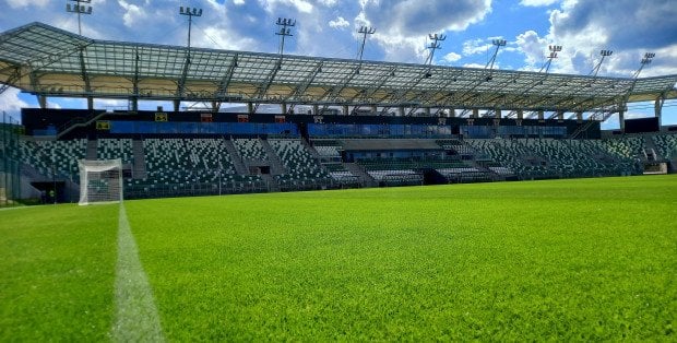 Murawa na stadionie Radomiaka będzie wymieniona. To z jej powodu Goncalo Feio pokłócił się z radnym