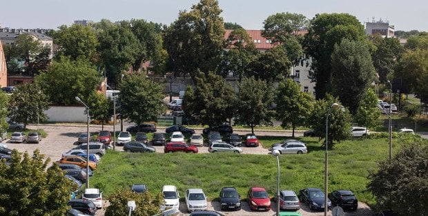 Problemy z parkowaniem przy szpitalu w Radomiu? Do jesieni 200 nowych miejsc