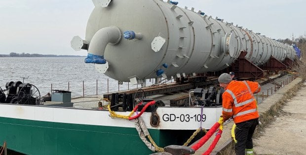 Gigantyczne kolumny Orlenu są nad Wisłą w Płocku. Kiedy transport do zakładu?