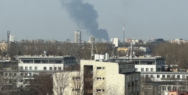 Duży pożar na Białołęce. Kłęby dymu widać z centrum Warszawy