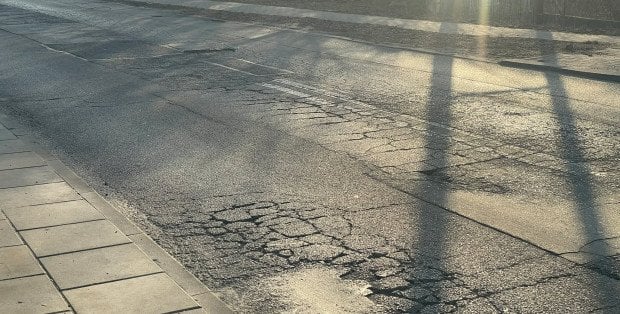 „Trzeba mieć dobre zawieszenie, żeby przejechać”. Co z remontem Dzierżoniowskiej?