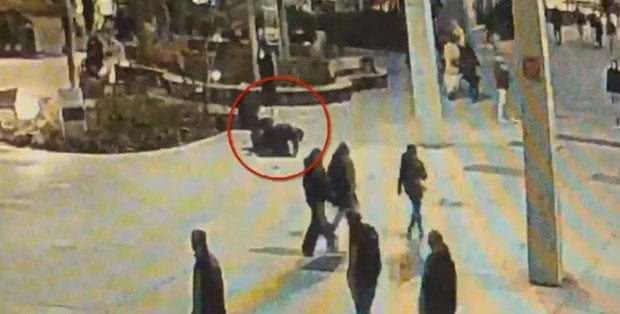 Brutalnie zaatakował bezdomnego na ulicy w Warszawie. Przechodnie nie zareagowali