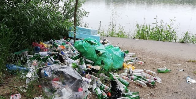 Wraz z wiosną nad Wisłę wracają śmieci. Jak stolica radzi sobie z problemem odpadów nad rzeką?