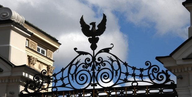 Godło zniknęło z bramy UW. „Towarzyszy uczelni od samego początku istnienia”