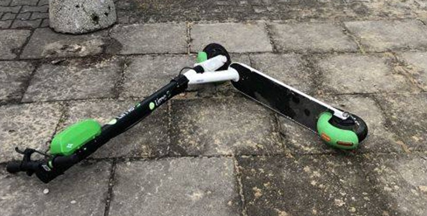 Nastolatkowie na e-hulajnodze wpadli pod ciągnik. Jeden w ciężkim stanie